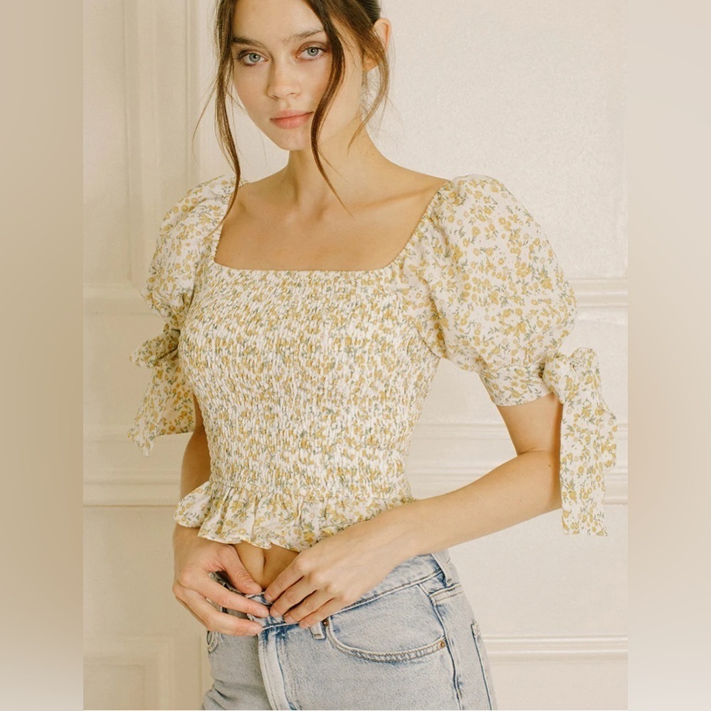 ALTAR’D STATE SMOCKED, RUFFLED PEPLEM, PUFF SLEEVE, TOP Sz. XS. FEMININE, FLIRTY